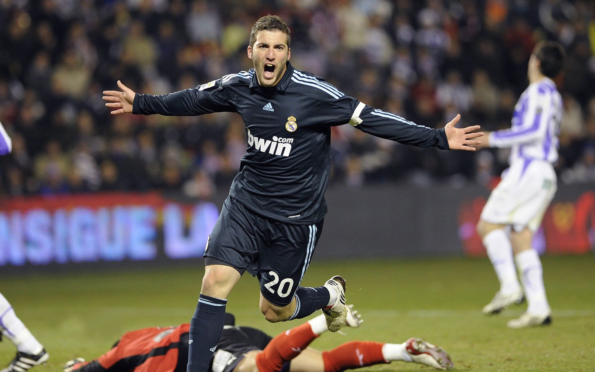 爱爱游戏-健美比赛：雕塑般躯体展示无尽活力，健美健身比赛